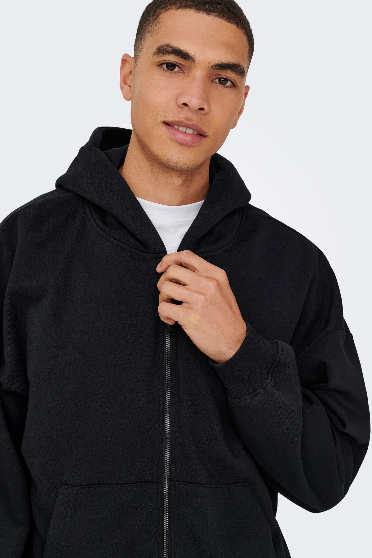Turner Zip-up hoodie i farven sort med solid metal-lynlås og justerbar hætte.
