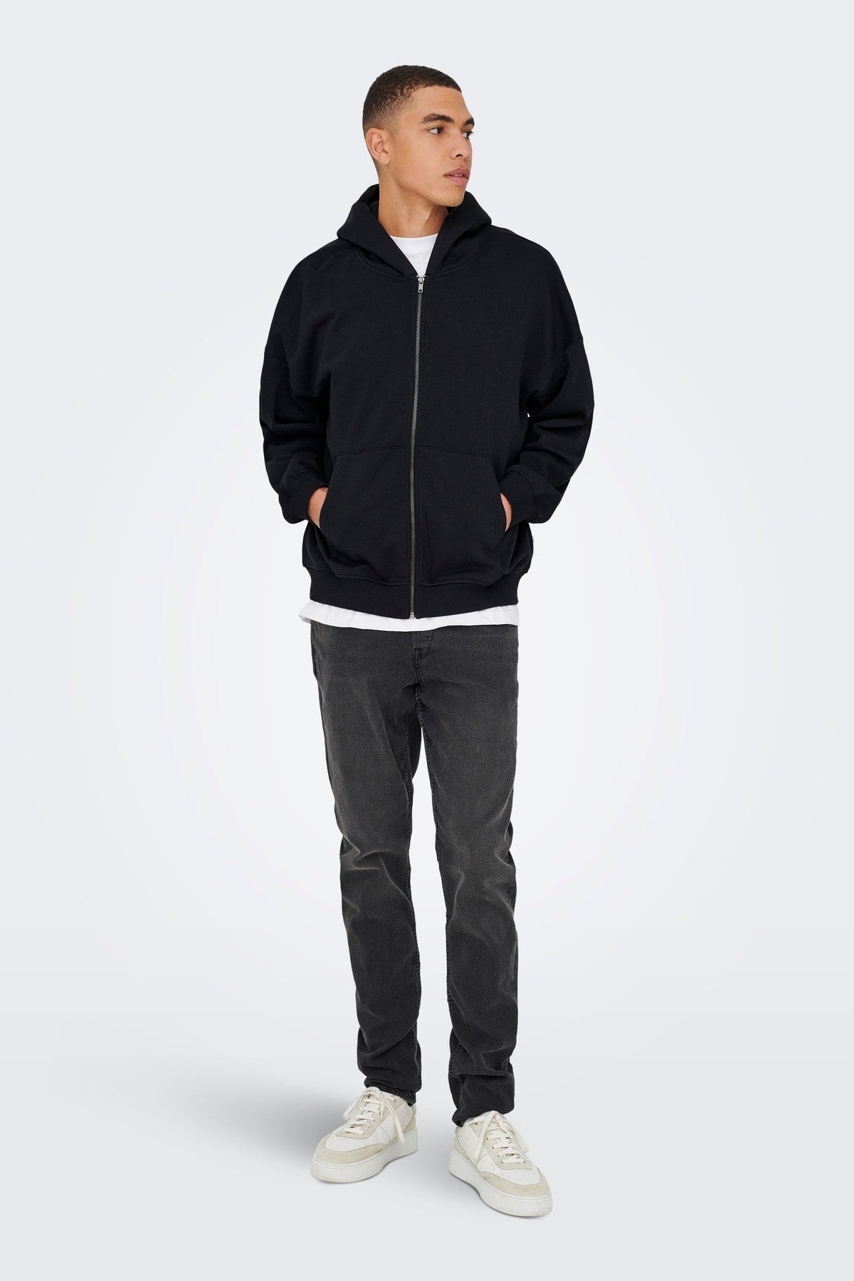 Turner Zip-up hoodie i farven sort med rummelige kængurulommer og funktionelt design.