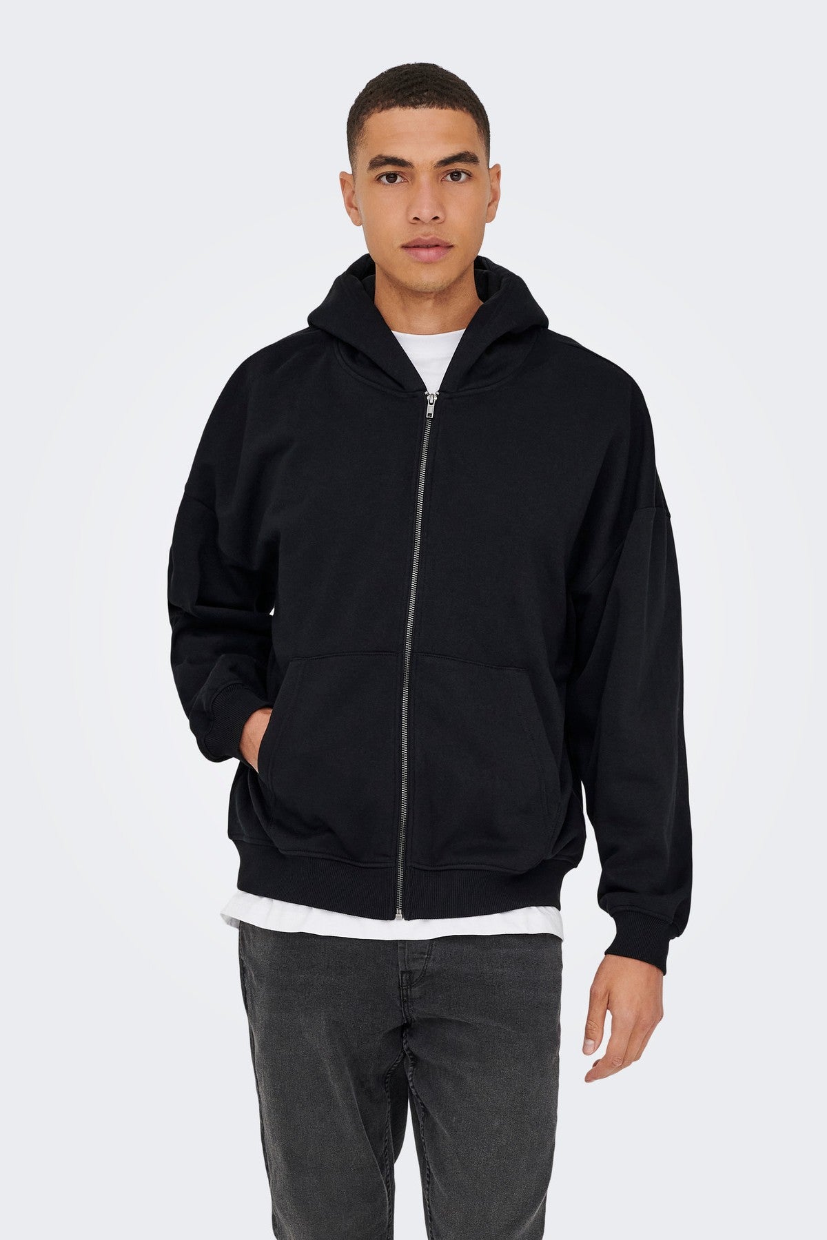 Turner Zip-up hoodie i farven sort i økologisk bomuld og polyester for komfort og holdbarhed.